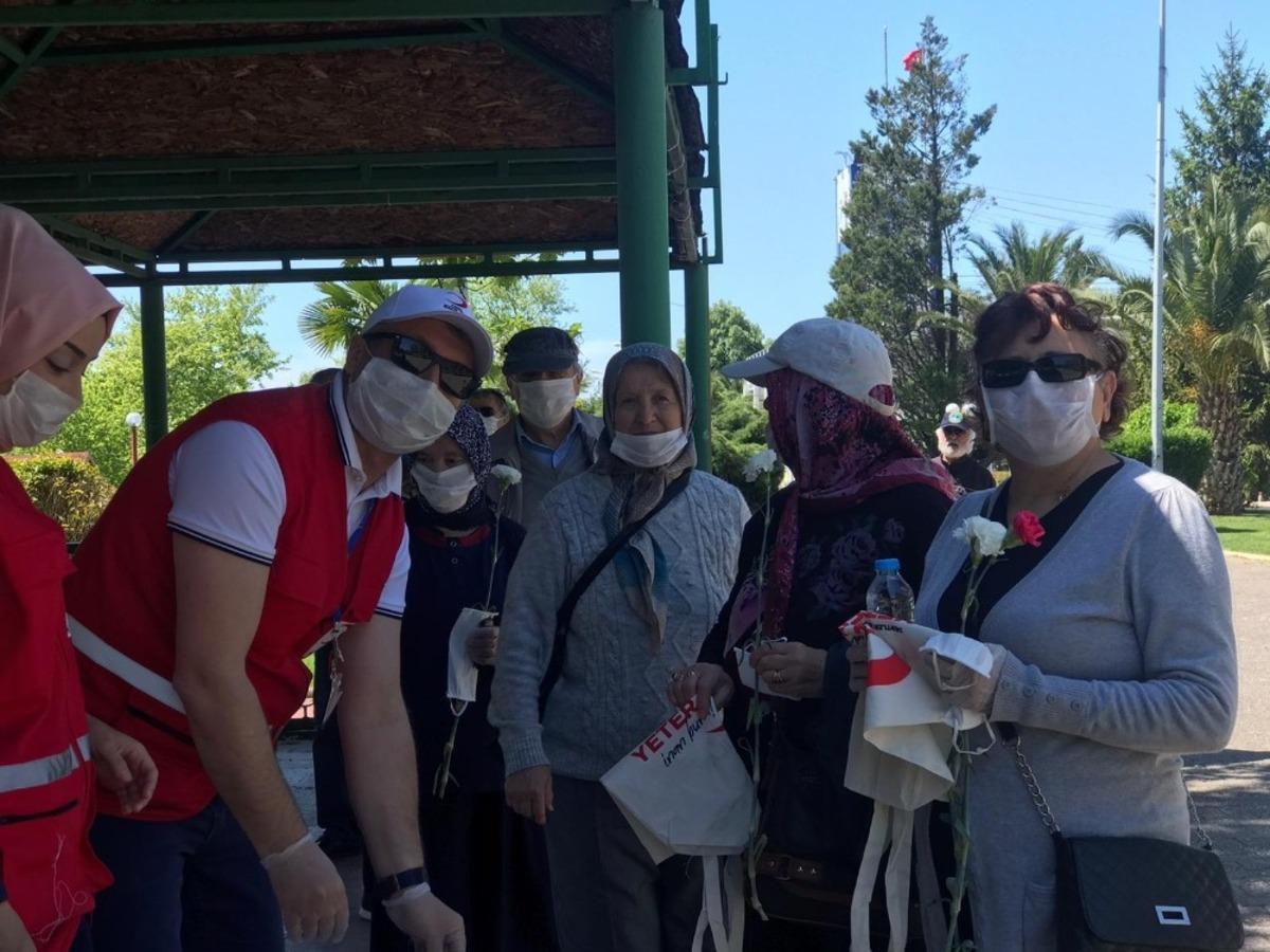 Kızılay 65 yaş &uuml;st&uuml; vatandaşlara maske ve dezenfektan dağıttı
