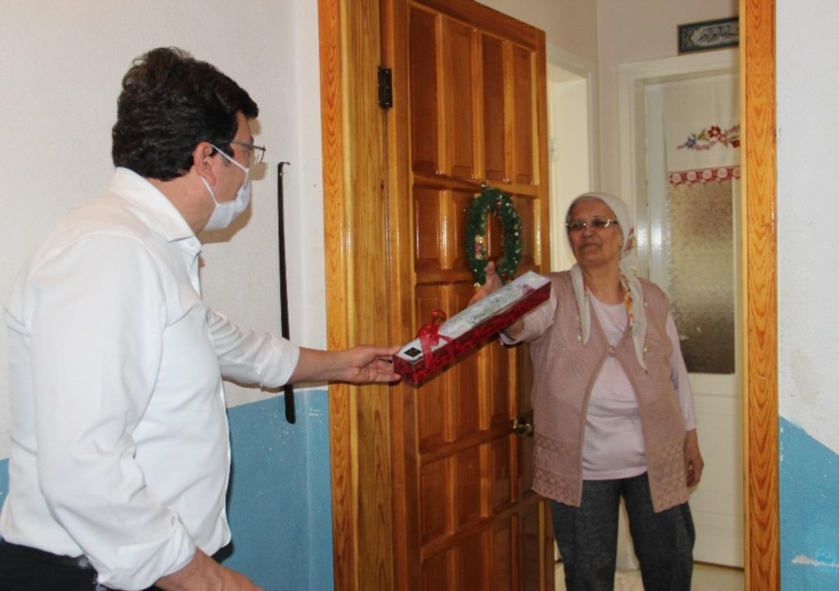 Kaymakam Şahin, annelerin g&ouml;nl&uuml;n&uuml; aldı