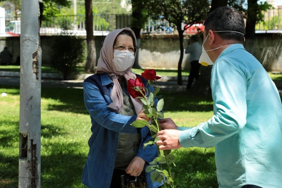 Akhisar Belediyesi sokaklardaki 65 yaş ve &uuml;zeri anneleri unutmadı