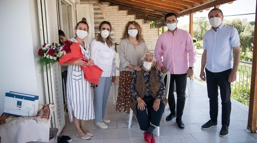 Başkan G&uuml;nel&rsquo;den en yaşlı parti &uuml;yesine anneler g&uuml;n&uuml; ziyareti