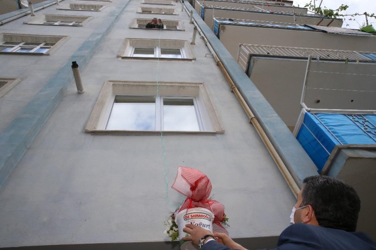 Anneler g&uuml;n&uuml; &ccedil;i&ccedil;eğini balkondan uzattığı sepetle aldı