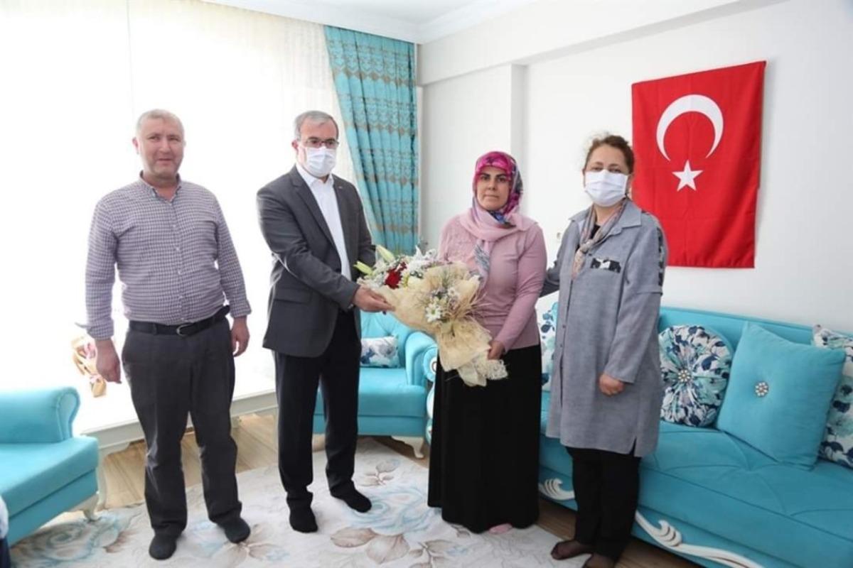 Vali Toraman ile eşinden &ldquo;Anneler G&uuml;n&uuml;&rdquo; ziyaretleri