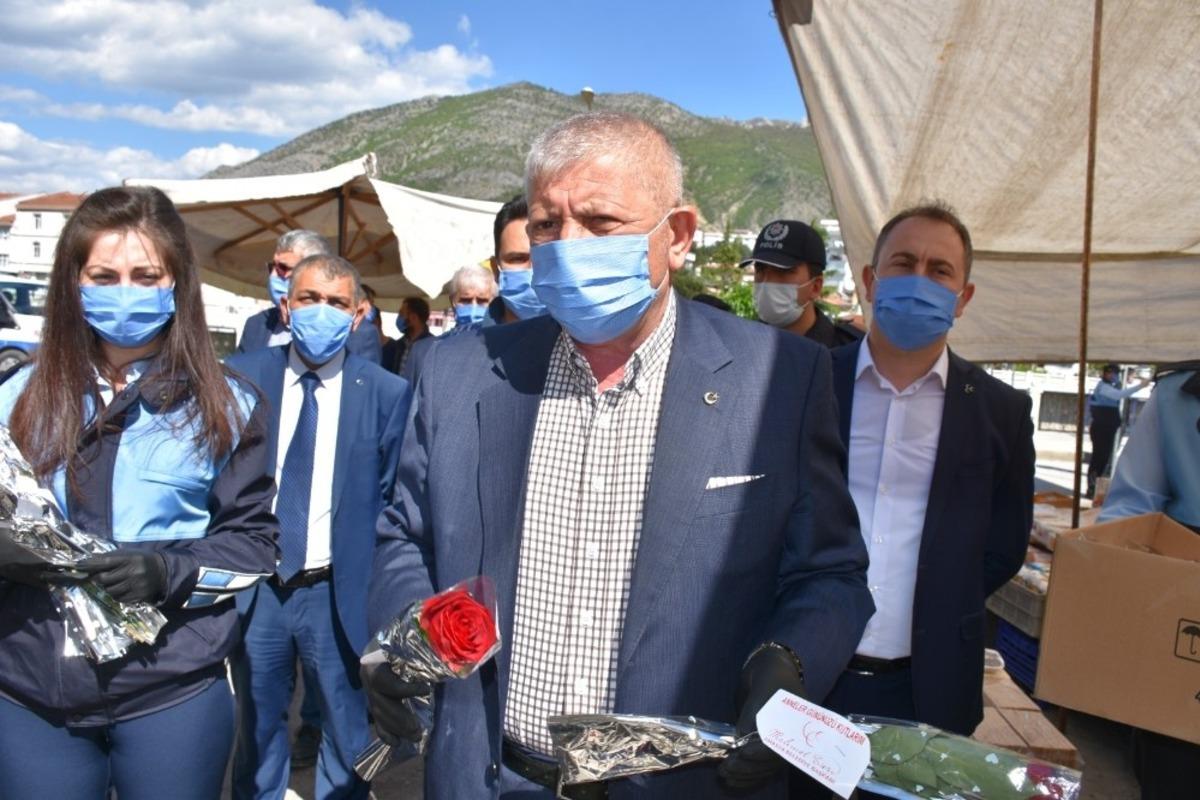 Amasya&rsquo;da Başkan Sarı&rsquo;dan annelere &ccedil;i&ccedil;ek jesti