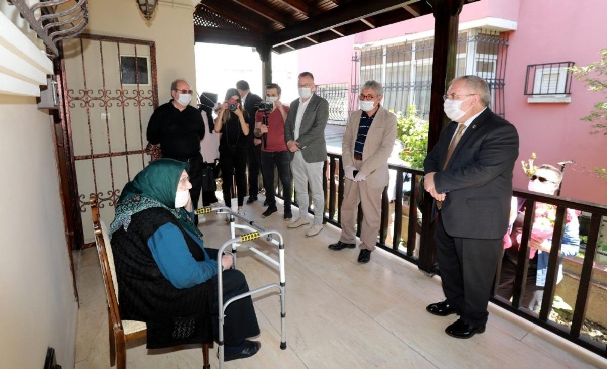 Başkan Işıksu, 100 yaşının &uuml;zerindeki ve şehit annelerini ziyaret etti