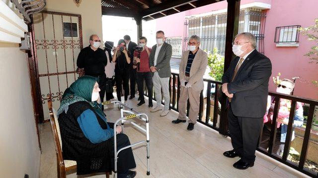 Başkan Işıksu, 100 yaşının üzerindeki ve şehit annelerini ziyaret etti