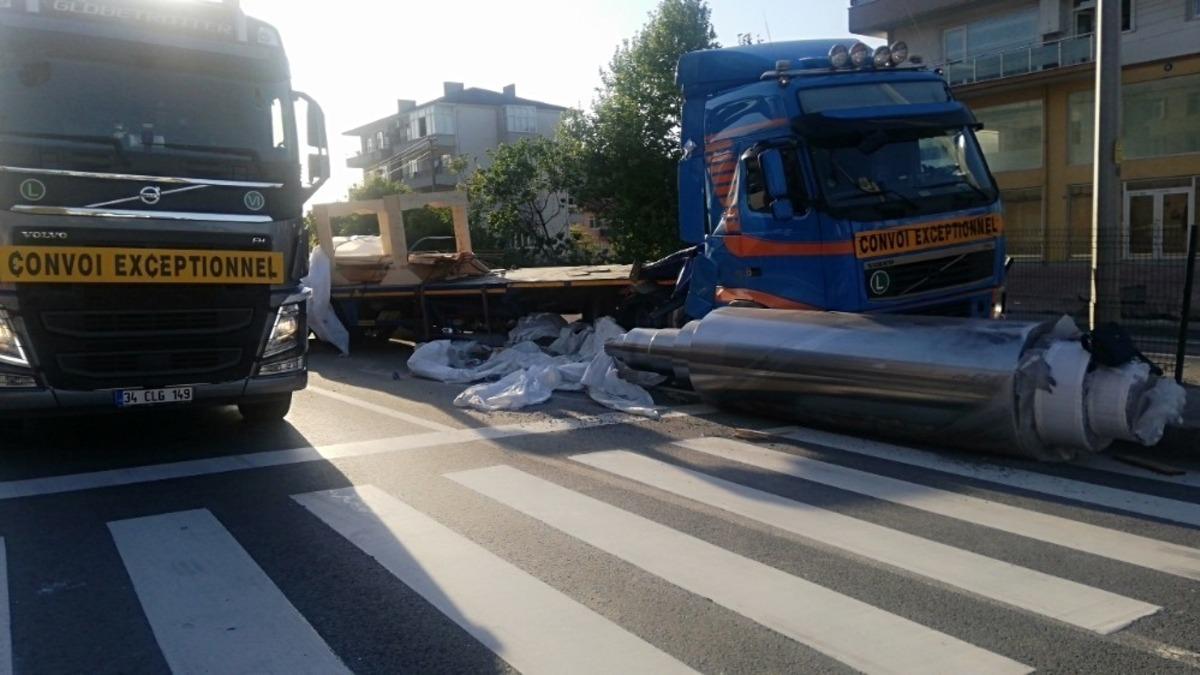 Tırdan d&uuml;şen demir silindir D130 Karayolu&rsquo;nu trafiğe kapattı