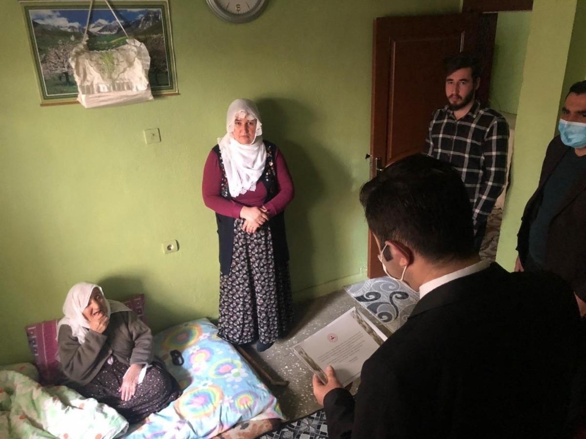 Kaymakam K&ouml;leoğlu&rsquo;ndan yaşlılara &lsquo;Anneler G&uuml;n&uuml;&rsquo; ziyareti