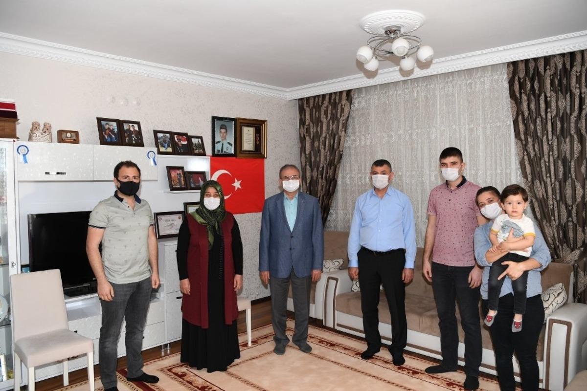 Vali Karaloğlu şehit annelerini Anneler G&uuml;n&uuml;nde yalnız bırakmadı