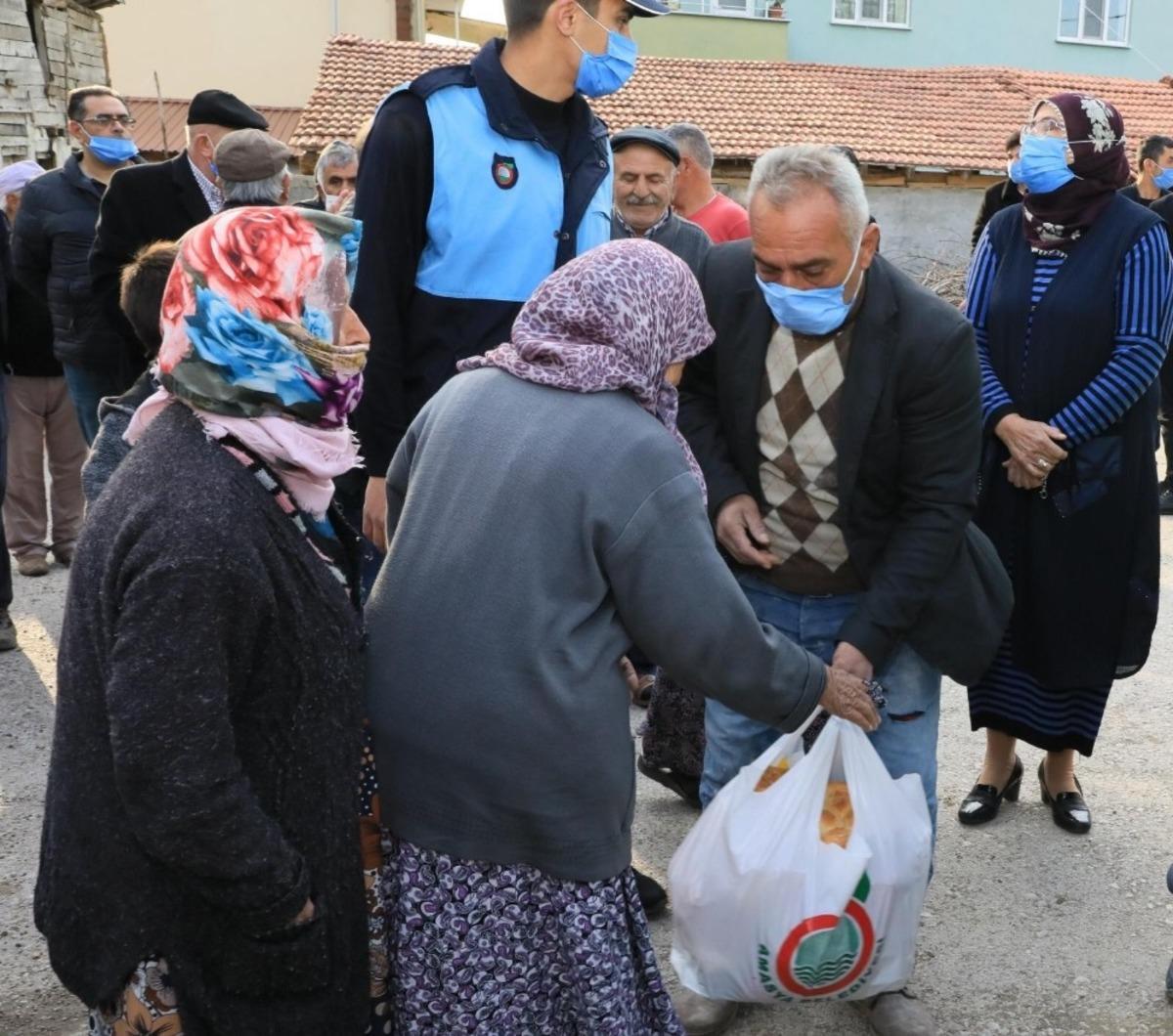 Başkan Sarı, k&ouml;yl&uuml;lere Ramazan kolisi dağıttı