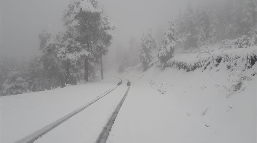 Erzurum'da mayıs ayında karla mücadele! Yollar kapandı