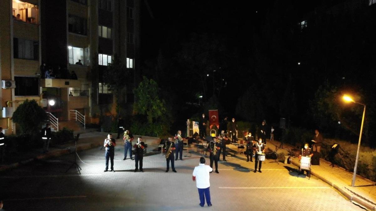 Yenişehir&rsquo;de evde kalan vatandaşlara konser