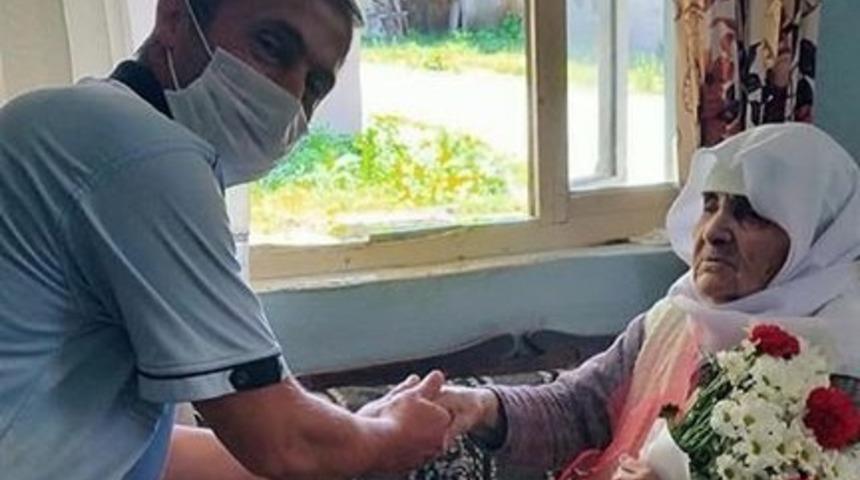 Muhtar &Ouml;zsoy, 101 yaşındaki anneyi &ccedil;ok duygulandırdı