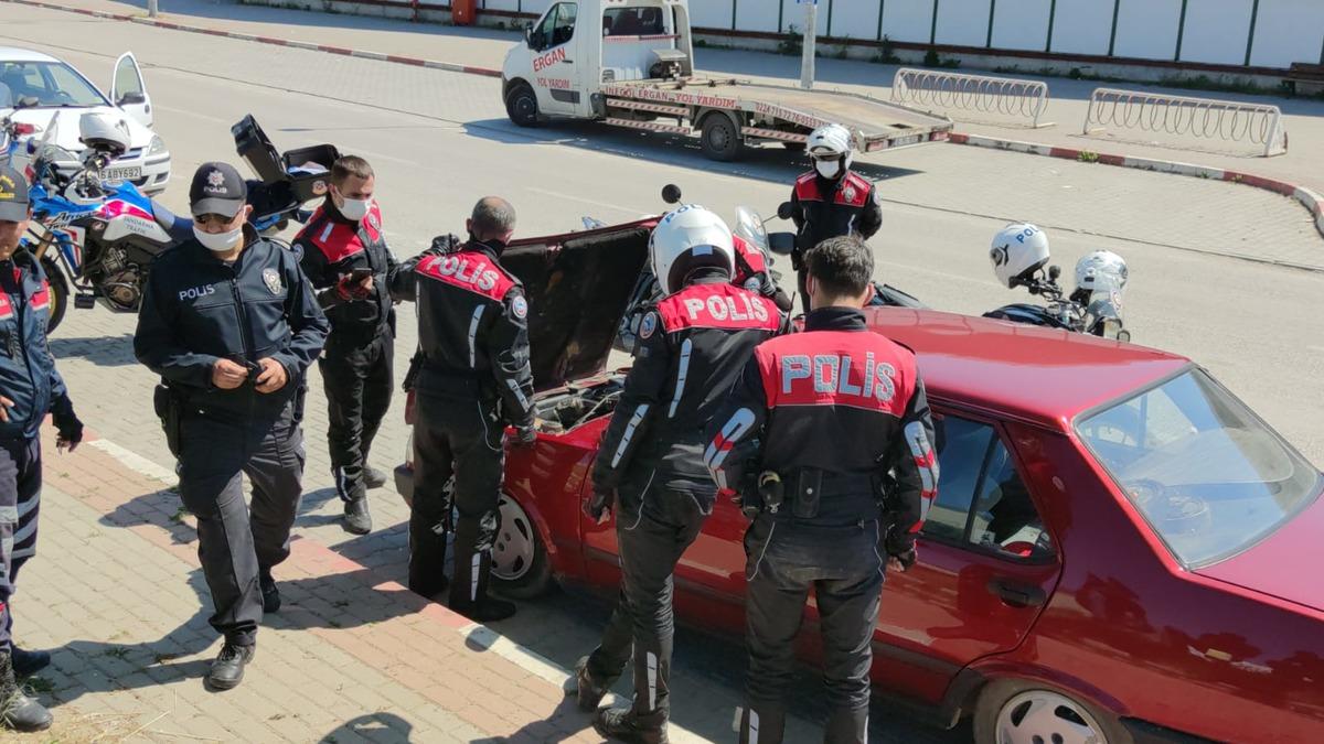 Dur ihtarına uymayan ehliyetsiz s&uuml;r&uuml;c&uuml;ye 10 bin lira ceza