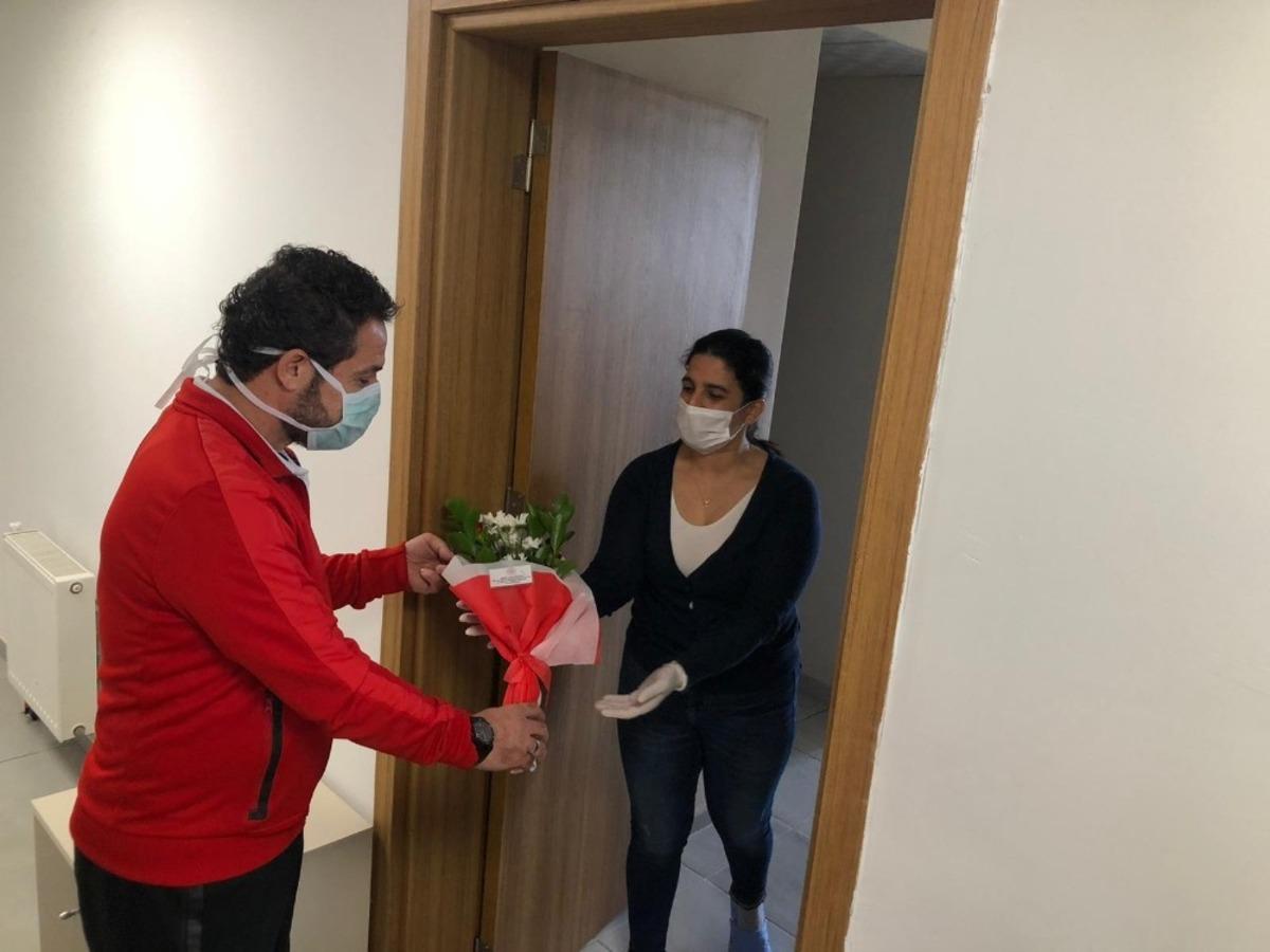 Van`da 14 g&uuml;nl&uuml;k karantinada kalanlara anneler g&uuml;n&uuml; s&uuml;rprizi