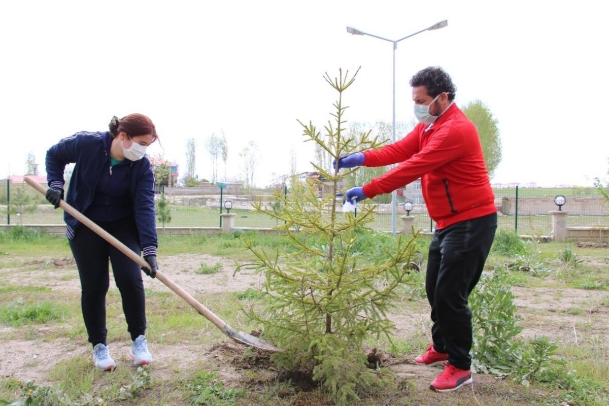 Van`da 14 g&uuml;nl&uuml;k karantinada kalan anneler fidan dikti