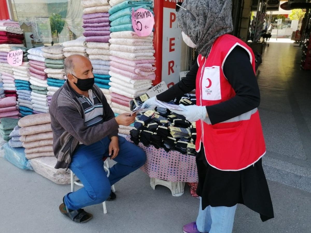 T&uuml;rk Kızılay Karab&uuml;k Şubesi 2 bin adet maske ve dezenfektan dağıttı