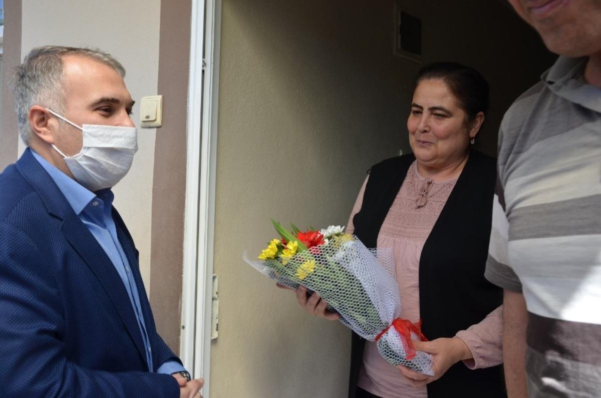 Kaymakam Duru, şehit annelerini unutmadı