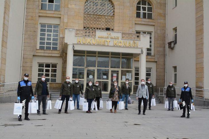 Valinin selamını alan şehit annesi gözyaşlarını tutamadı G2