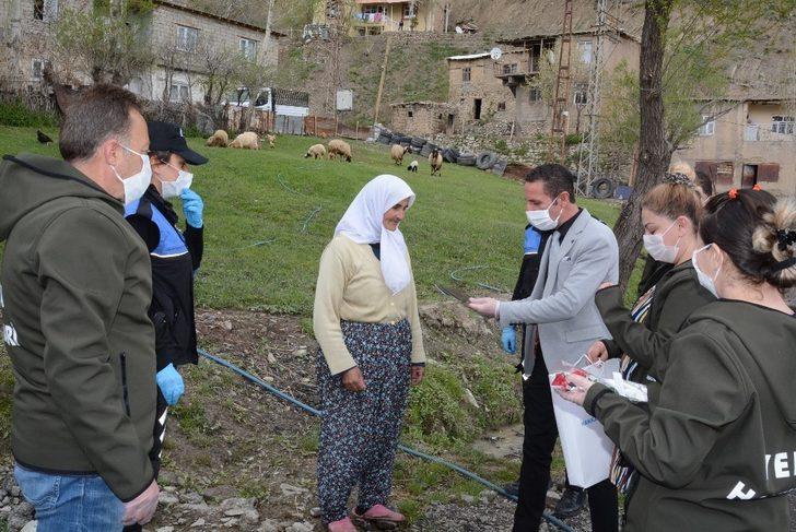 Valinin selamını alan şehit annesi gözyaşlarını tutamadı G3