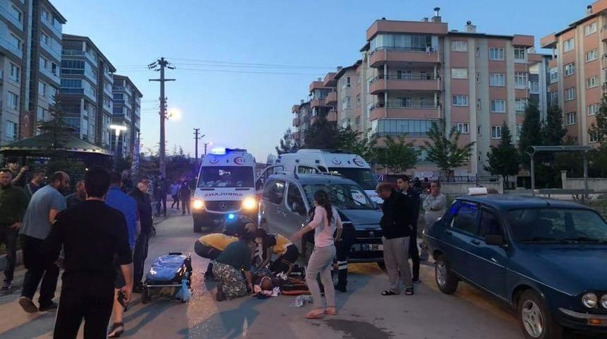 Beypazarı’nda otomobille motosiklet çarpıştı: 1’i ağır 2 yaralı