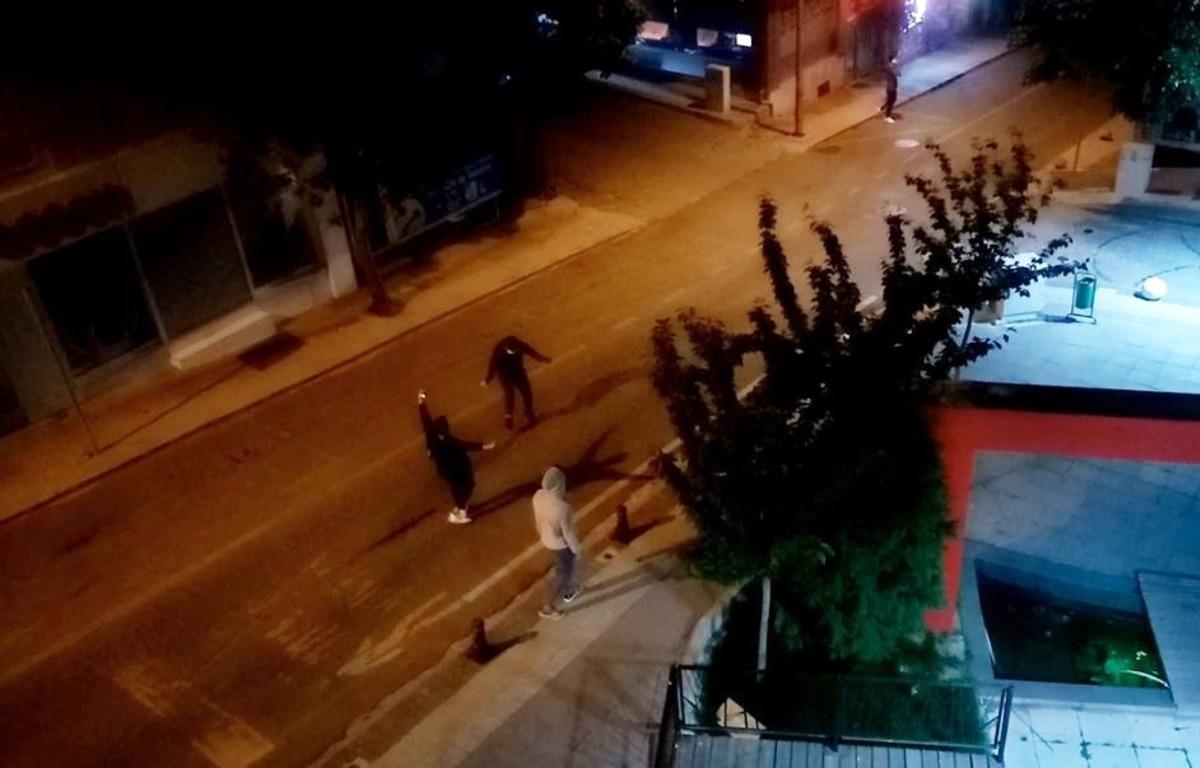 Kısıtlama bitince sokak ortasında &ccedil;iftetelli oynadılar