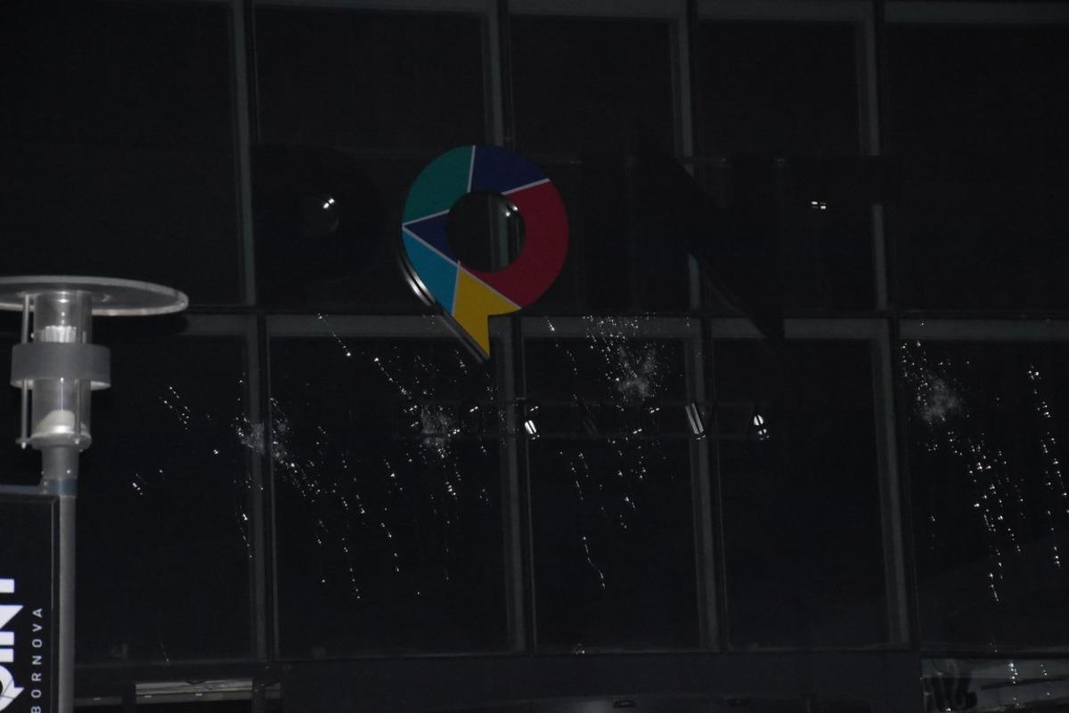 İzmir'de alışveriş merkezine pompalı t&uuml;fekle saldırı