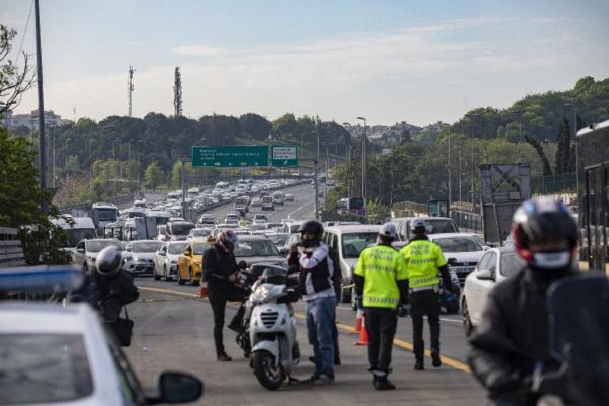 Kısıtlamanın ardından bu sabah 15 Temmuz Şehitler K&ouml;pr&uuml;s&uuml;! Yoğunluk oluştu