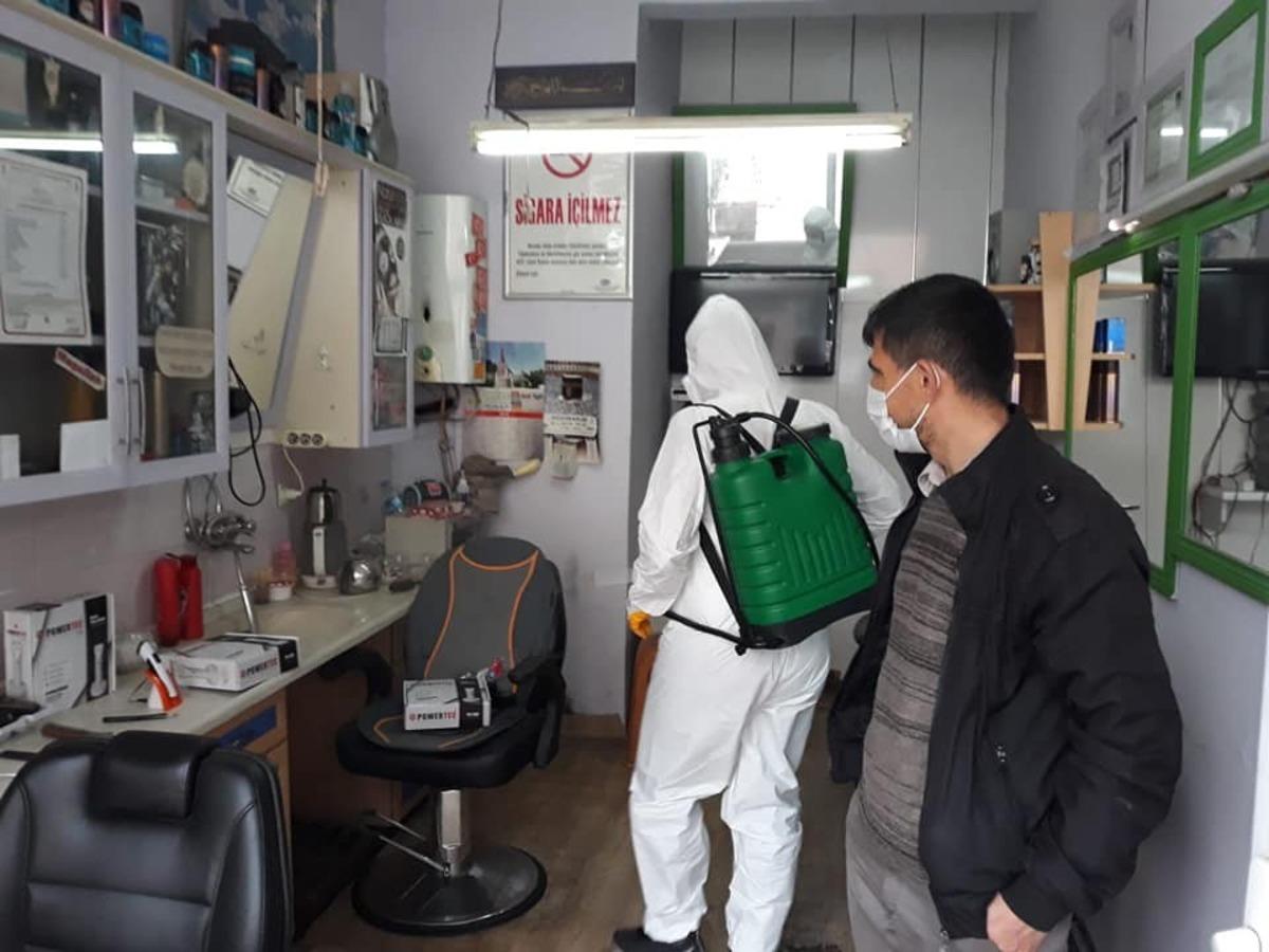 Altıntaş&rsquo;ta berber ve kuaf&ouml;rler dezenfekte edildi