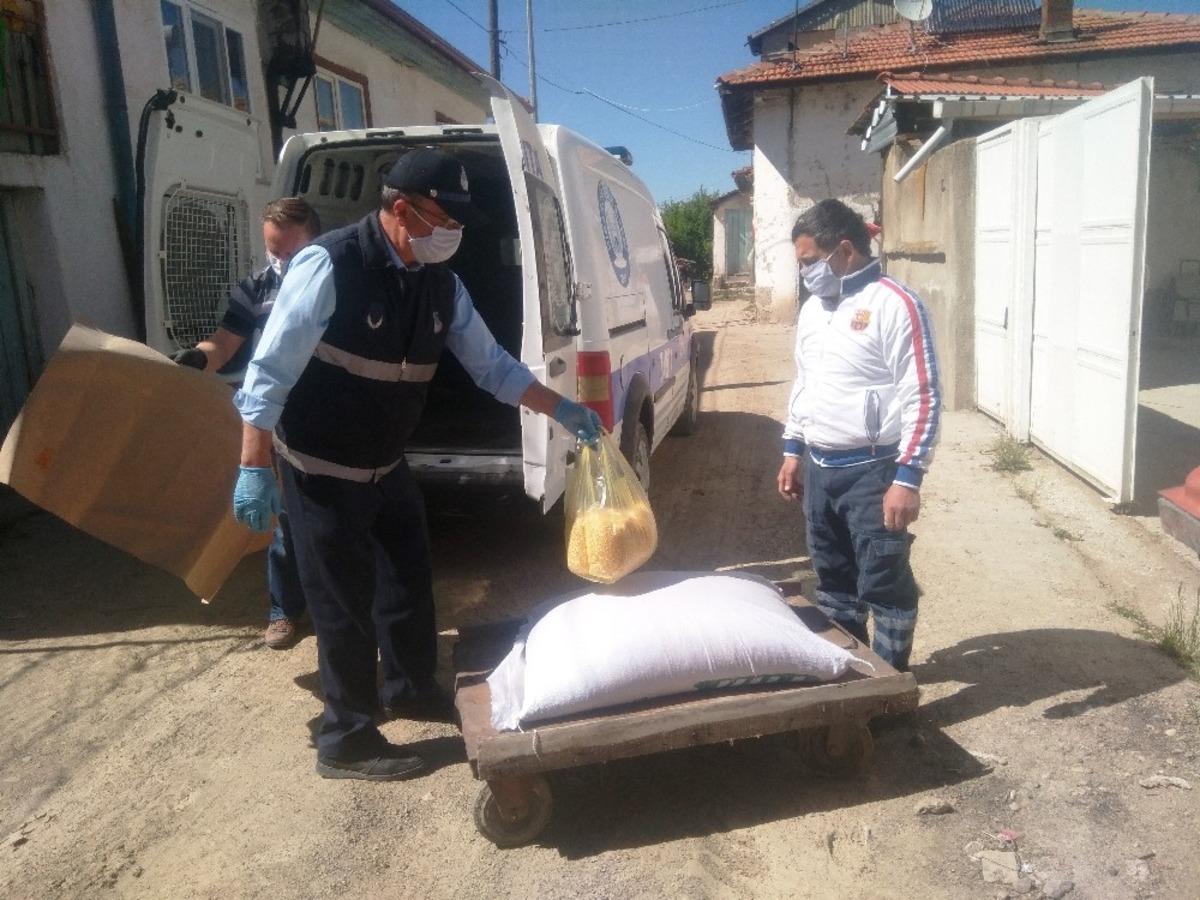 Karantinadaki vatandaş belediyeden hindi ve tavukları i&ccedil;in yem istedi