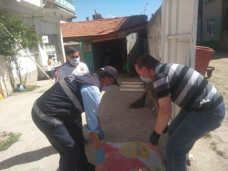 Karantinadaki vatandaş belediyeden hindi ve tavukları için yem istedi G3