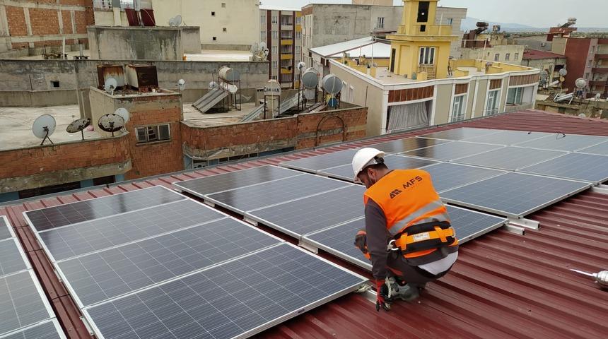 Kurduğu güneş panelleriyle elektriğini bedavaya getirip, fazlasını da satacak