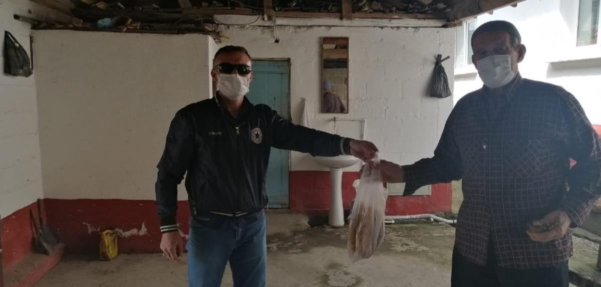 Ekmek g&ouml;t&uuml;rd&uuml;ğ&uuml; yaşlılarla g&ouml;bek atıp şarkı s&ouml;yl&uuml;yor