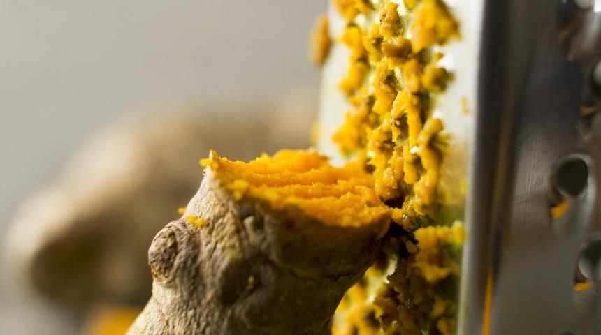 Doktordan salgında bağışıklığı g&uuml;&ccedil;lendirmek i&ccedil;in zerde&ccedil;al &ouml;nerisi