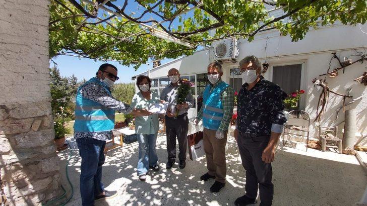 Çeşme’de şehit annesine Anneler Günü ziyareti G3