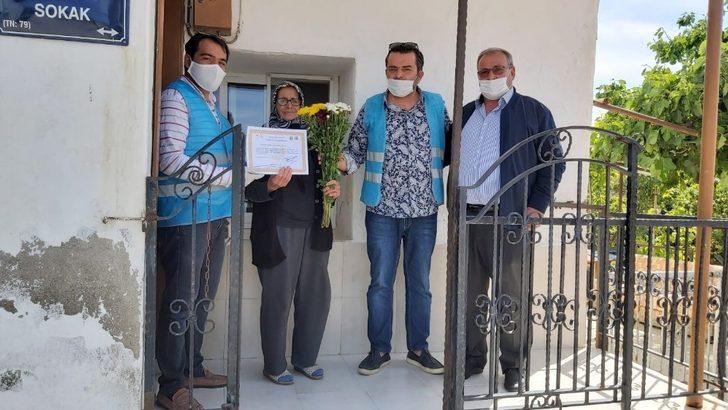 Çeşme’de şehit annesine Anneler Günü ziyareti G4