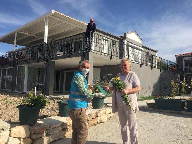 Çeşme’de şehit annesine Anneler Günü ziyareti G5