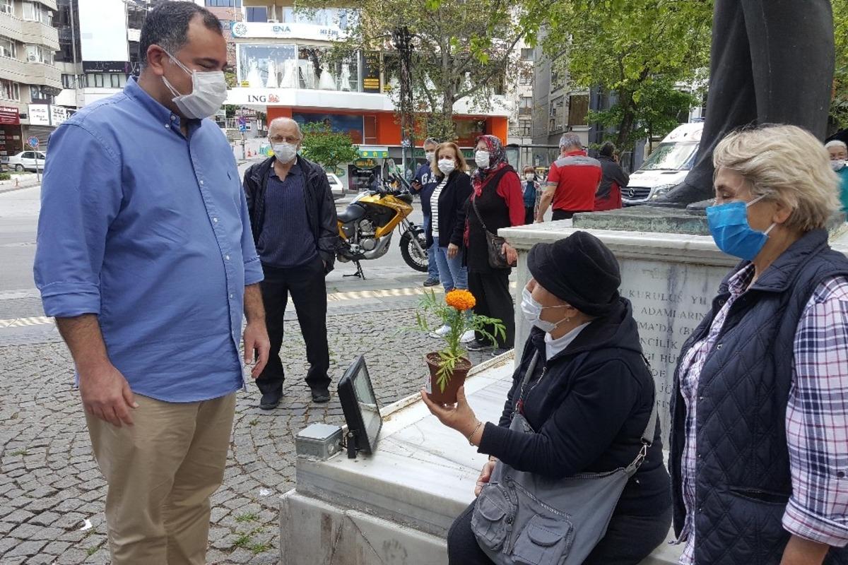 Başkan Taşdelen anneleri &ccedil;i&ccedil;eklerle karşıladı