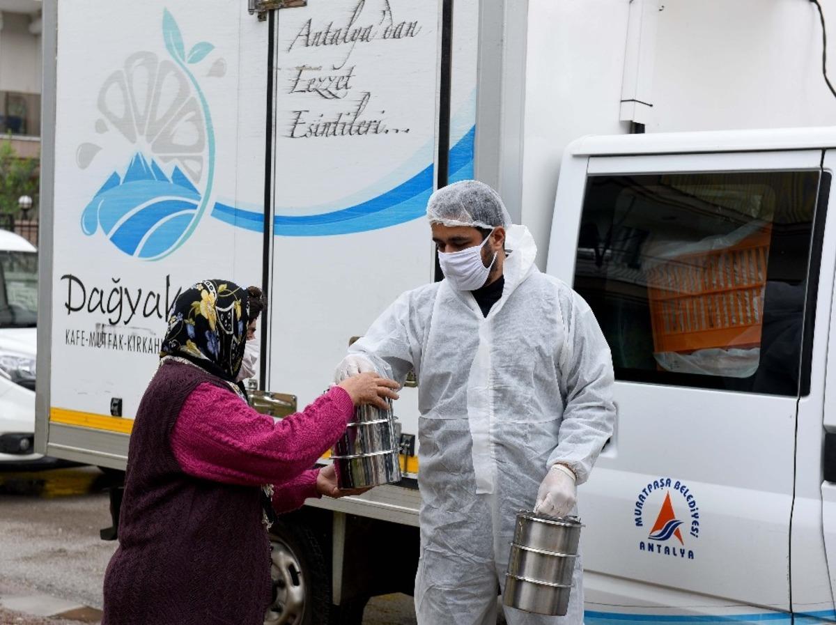 Her g&uuml;n 3 bin 100 kişiye iftarlık yemek