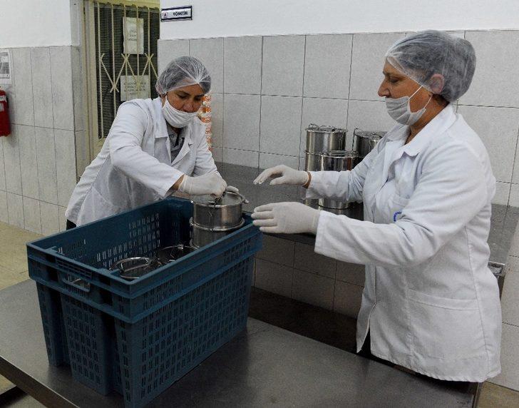 Her gün 3 bin 100 kişiye iftarlık yemek G3