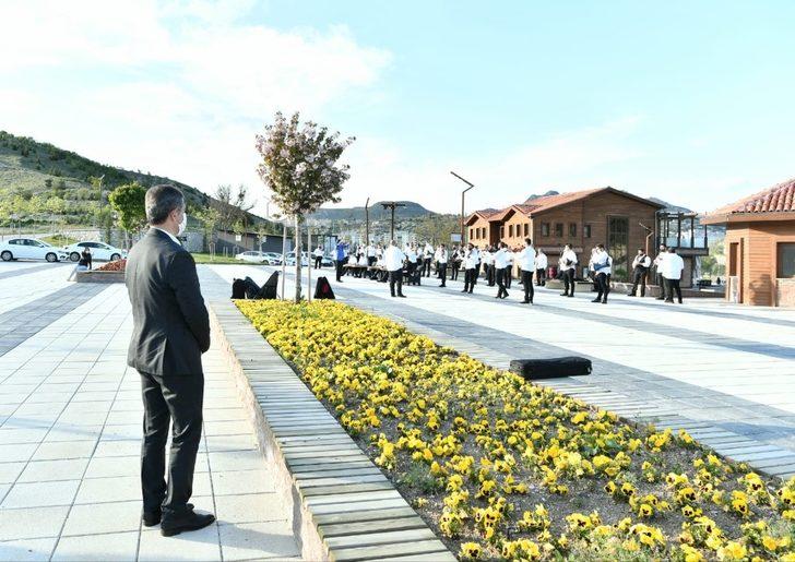 Roman sanatçılar anneler için çalıp söyledi G1