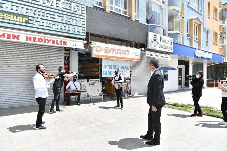 Roman sanatçılar anneler için çalıp söyledi G3