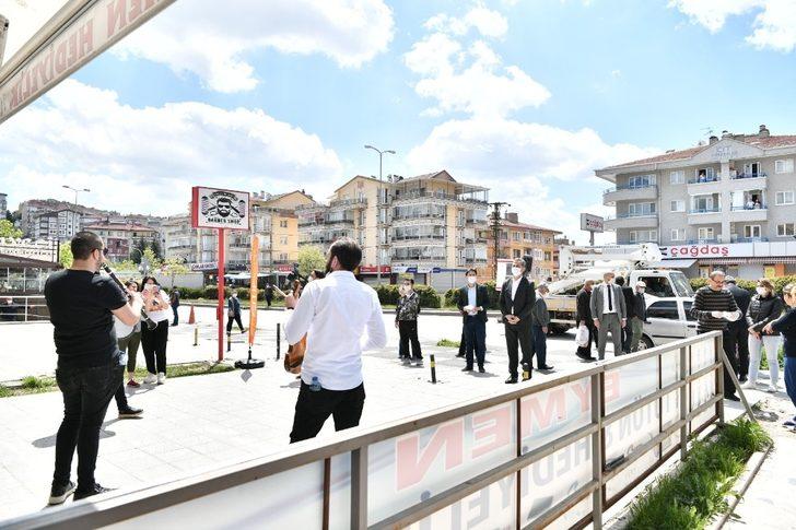 Roman sanatçılar anneler için çalıp söyledi G4