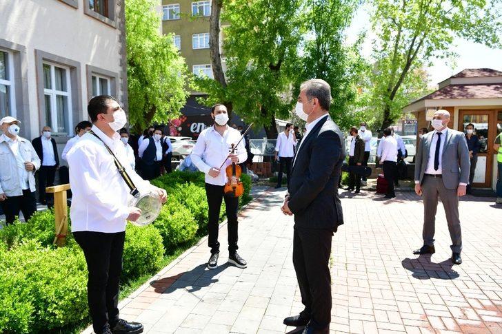 Roman sanatçılar anneler için çalıp söyledi G5