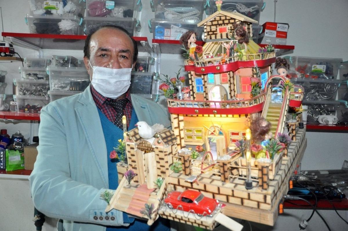 Evden &ccedil;ıkamayan adam hayalindeki evin maketini yaptı