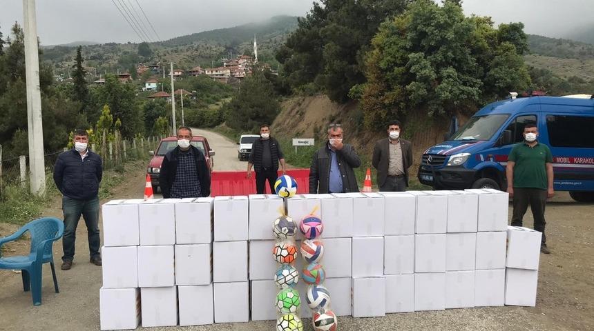 Muhtarlardan karantinaya alınan mahalleye gıda desteği