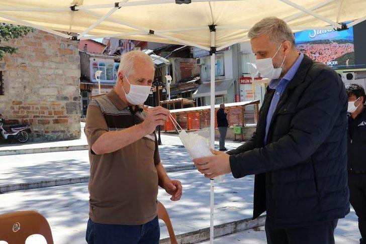 Belediye ekiplerinden vatandaşlara ücretsiz maske G1