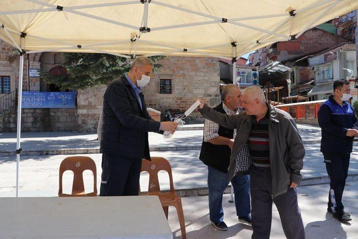 Belediye ekiplerinden vatandaşlara ücretsiz maske G2