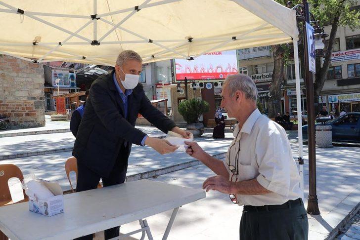 Belediye ekiplerinden vatandaşlara ücretsiz maske G4