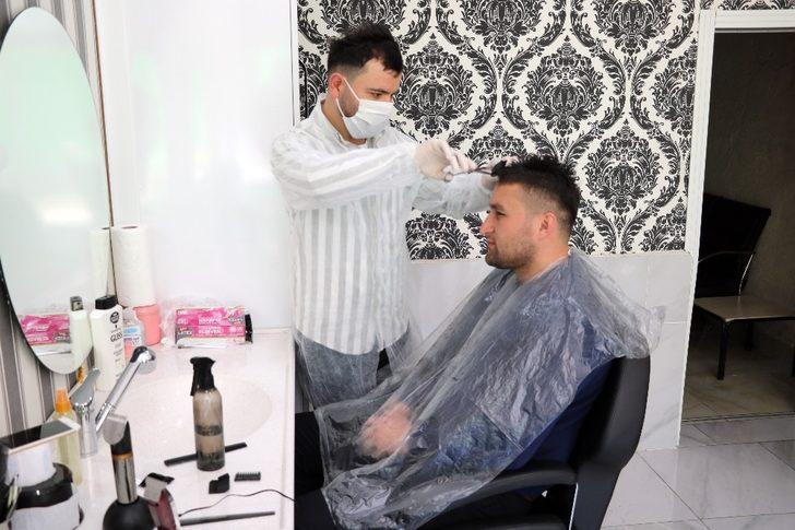 Berber ve kuaförler kepenk açtı, tıraş olan vatandaşların yüzü güldü G1
