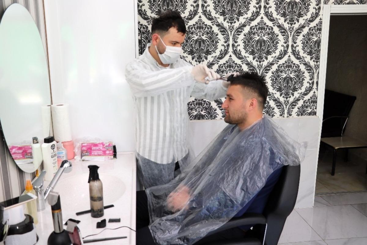 Berber ve kuaf&ouml;rler kepenk a&ccedil;tı, tıraş olan vatandaşların y&uuml;z&uuml; g&uuml;ld&uuml;